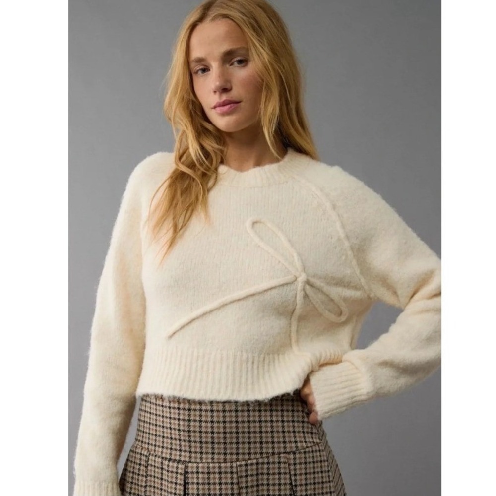 American Eagle Womens XS Cream Fuzzy Cropped Sweater 3D Bow Detail Raglan Sleeve